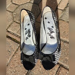 NAUGHTY MONKEY WOMEN SHOES. Color BLACK & WHITE. Size 6